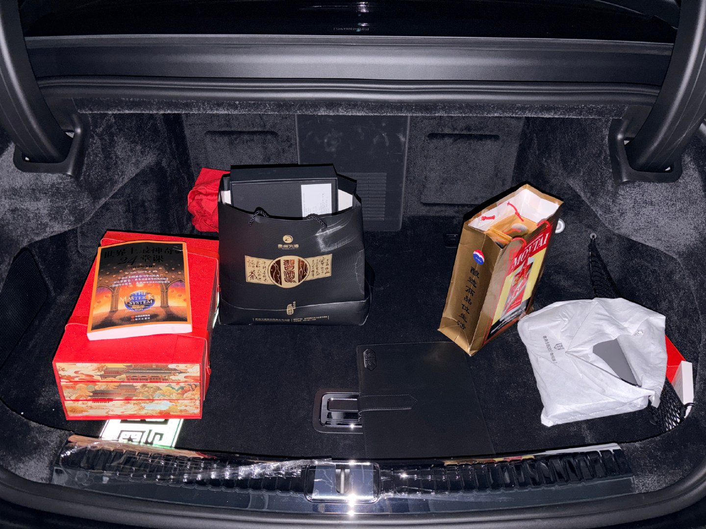 回家发现邻居的尊界s800后备箱居然没关，系统会提醒的，但是估计车友设置免提醒了，放了好几瓶好酒，志
