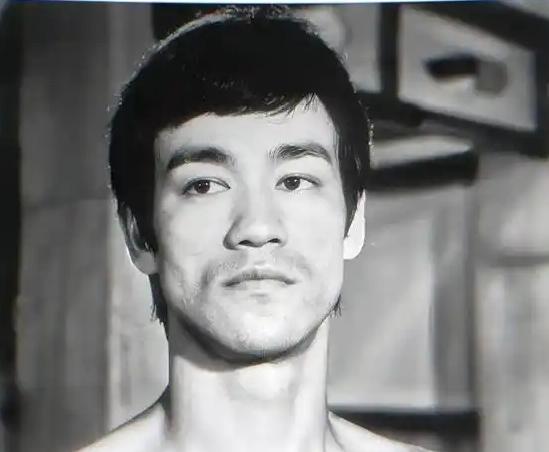 香港四小龙的人生现状：1、李小龙，1973年去世，33岁2、成龙，现年71岁