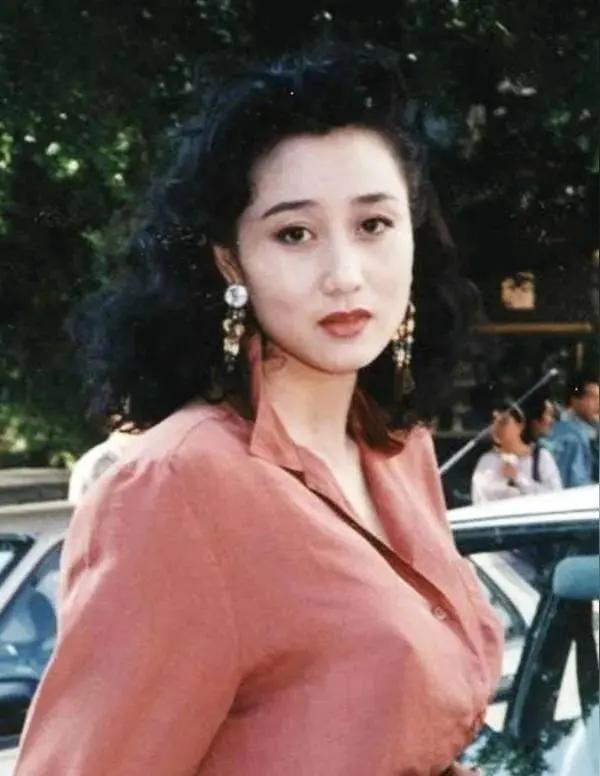 巅峰时期的利智，是80港圈独一份的明艳风情+温婉贵气，倪匡评价她是50年一遇的美