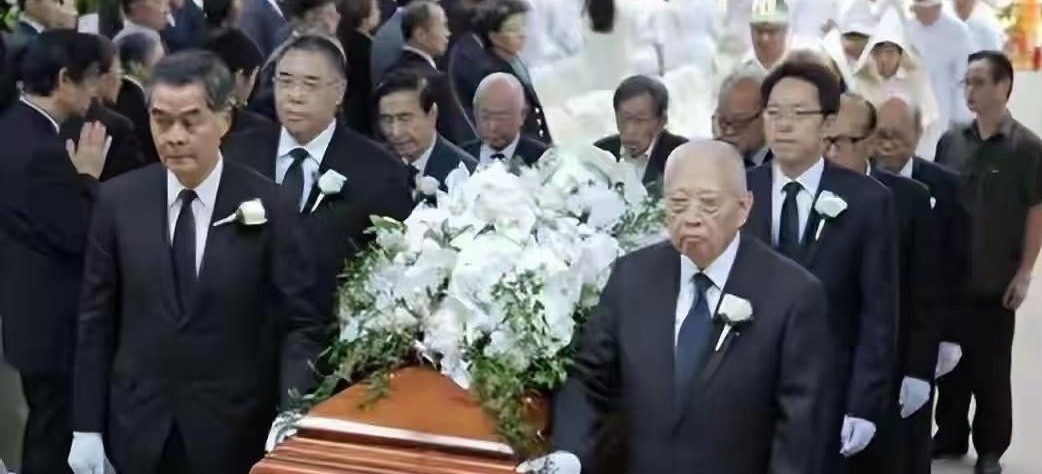 给三位身价加起来几千亿的顶级大佬扶灵，这得是多大的面子？你以为在香港兜里有钱就能在豪门圈横着走？真不