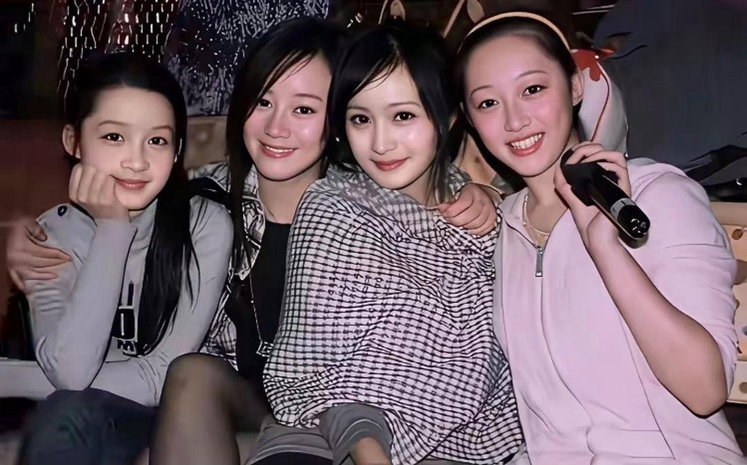早年，李沁、张檬、杨幂、蒋梦婕四人的一张留影，那时候的她们还非常的青涩，多年以后
