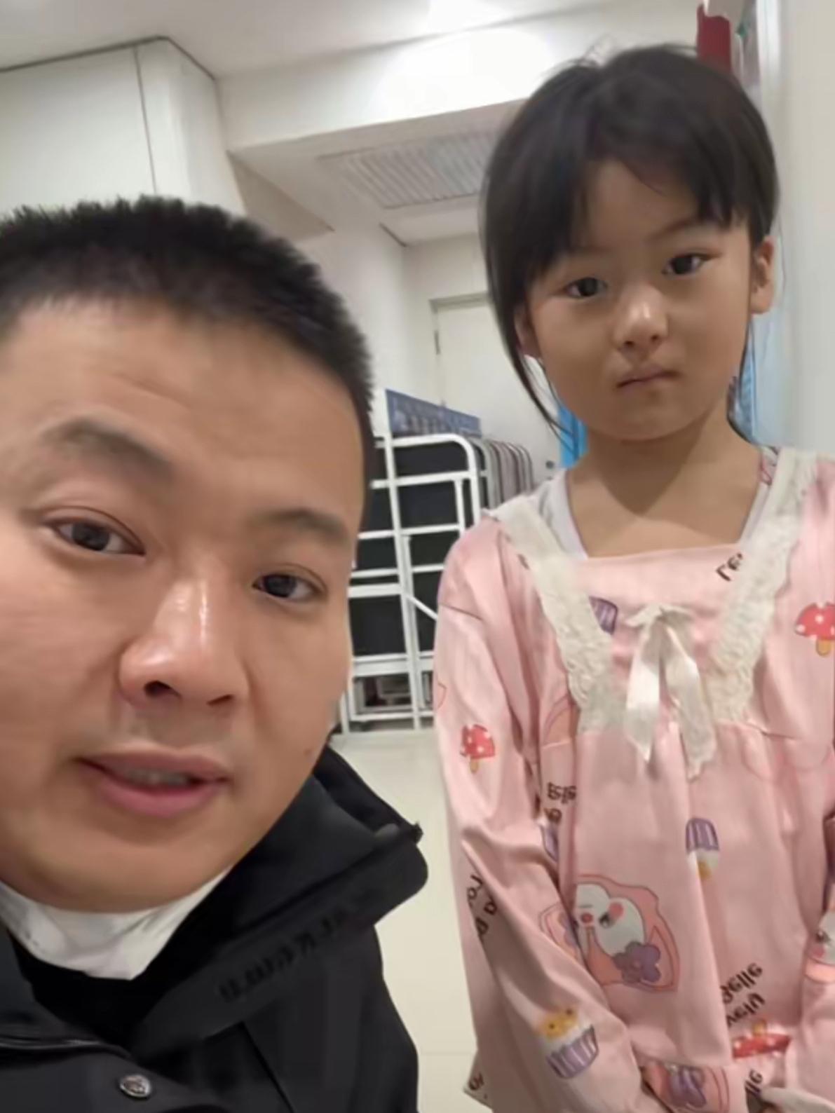 黑龙江的一个七岁小女孩在医院里照顾生病的父亲，忙前忙后、无微不至，父母离婚之后，