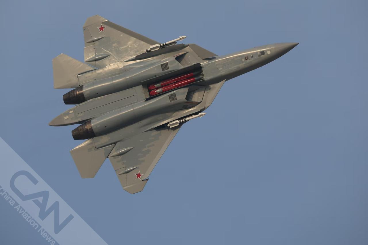 当地时间11月17日，2025年迪拜航展开幕，苏-57E首次真机开弹舱亮相迪拜。