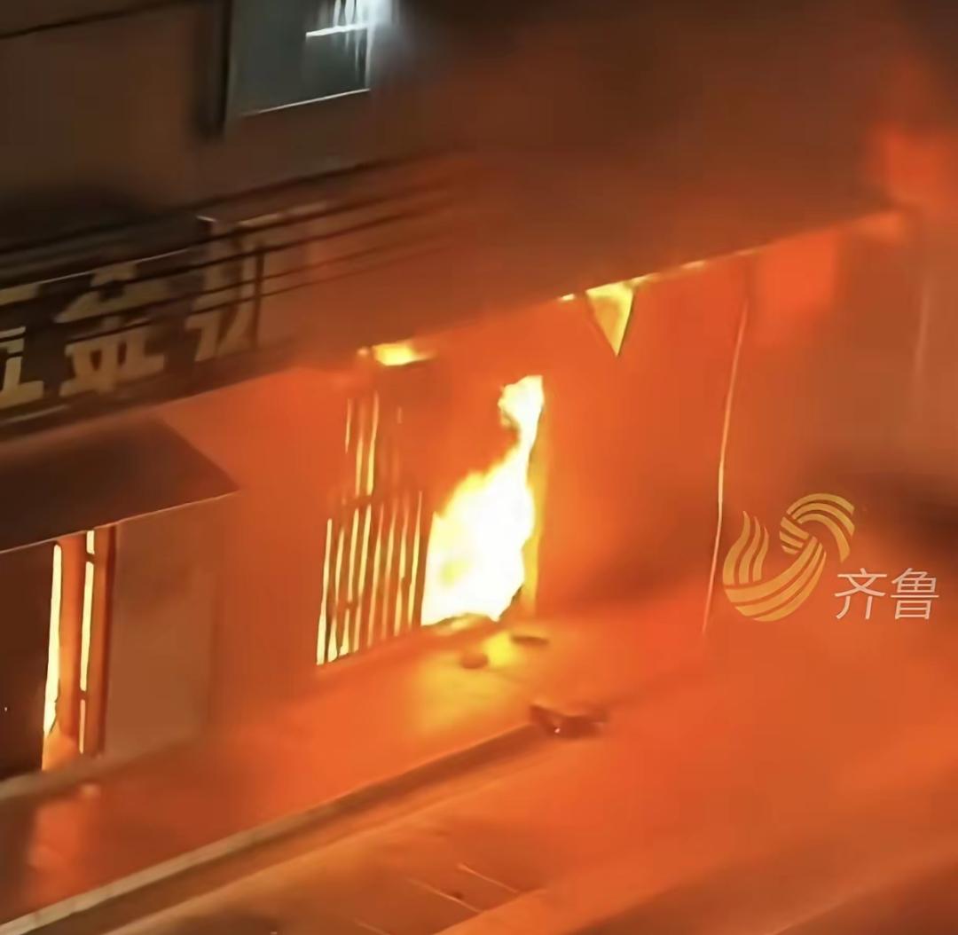 现在全网最难过的应该就是汕头着火那家的大儿子真不敢想，大哥要送走自己的奶奶、