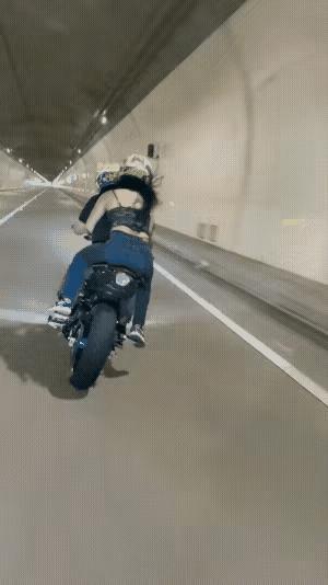 一个敢骑，一个敢坐，年轻人飙车就是寻求刺激，一对男女朋友但凡读一点书，也不至于这