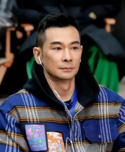 2012年，赵文卓怒怼甄子丹：“我在北京有10套房，就算赔上我的演艺生涯，我也要