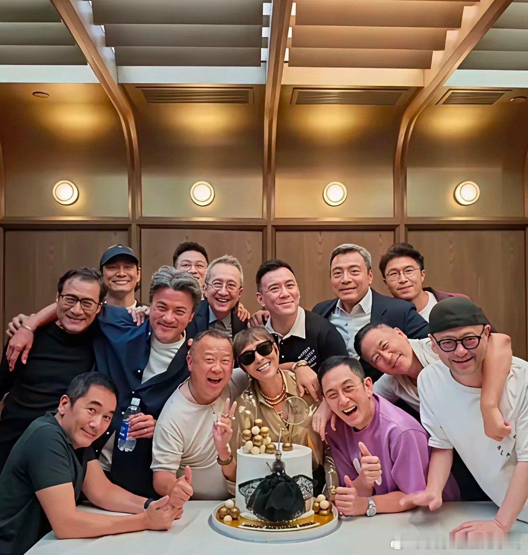 61岁的刘嘉玲和58岁的邱淑贞罕见同框，现身好友的生日宴上，一同现身的还有叶童夫妇。​