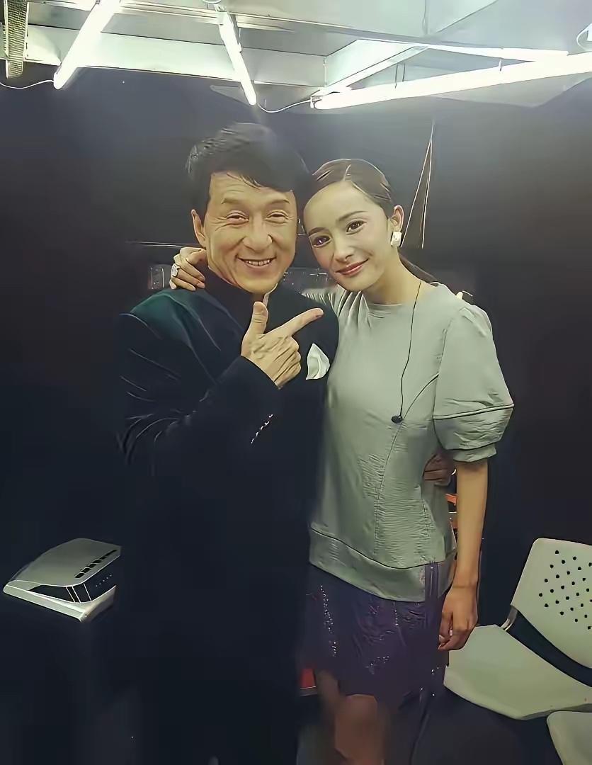 成龙和谁啊，感觉这个女的长的挺漂亮的