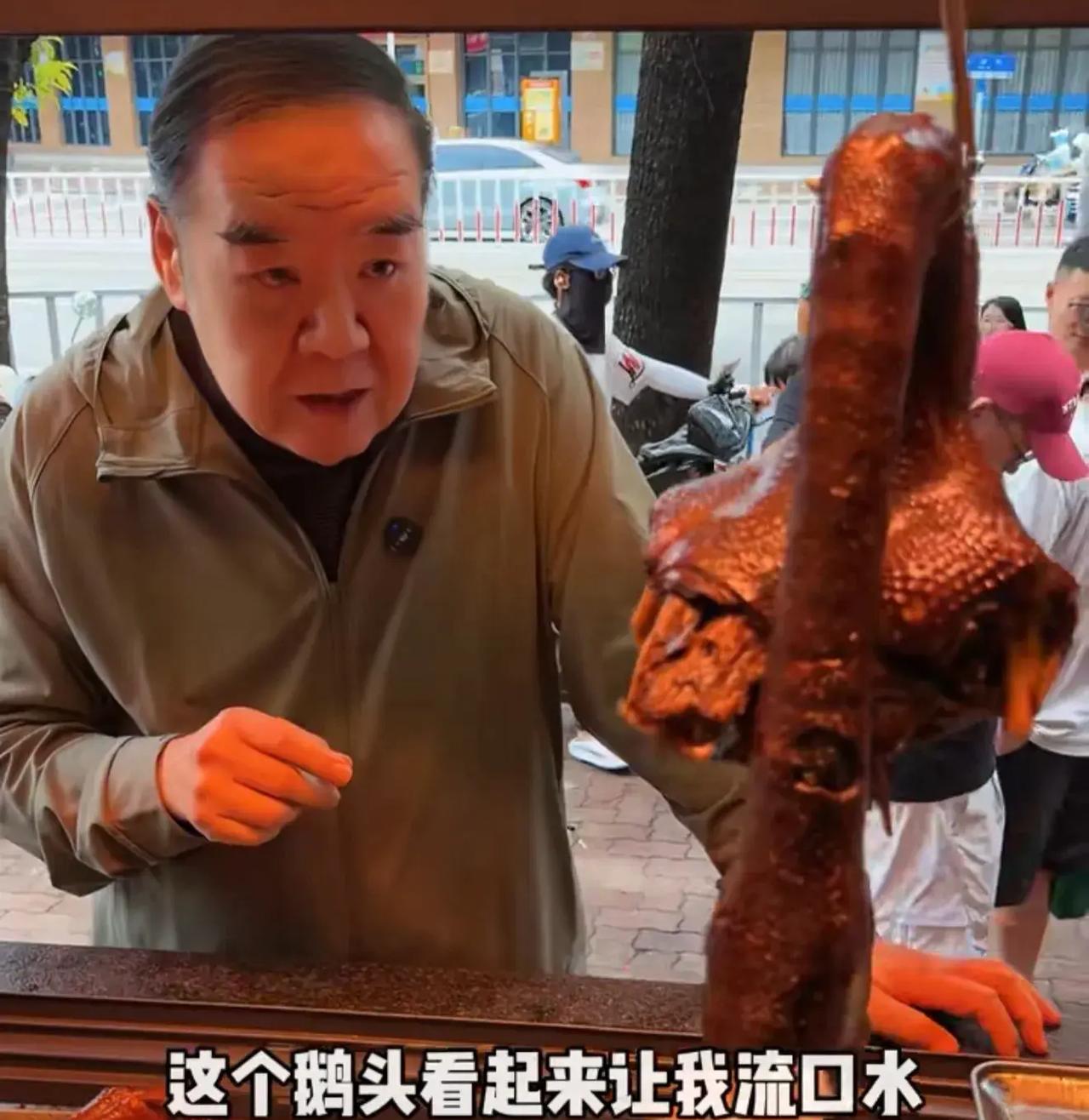郑则仕到潮汕吃狮头鹅，他在卤菜档口豪气的说：“我要3个鹅头。”老板：“一共360