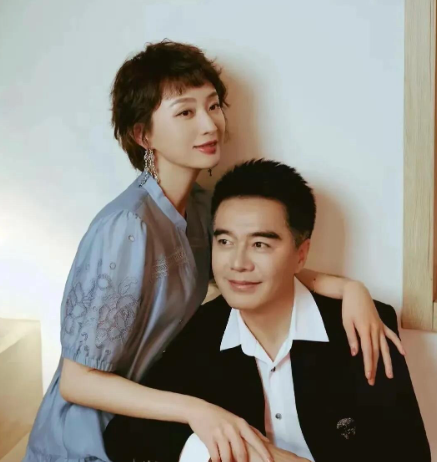 许亚军的现任妻子张澍脸蛋好精致，巴掌大小，特别的上镜，比何晴年轻漂亮。听说她也是