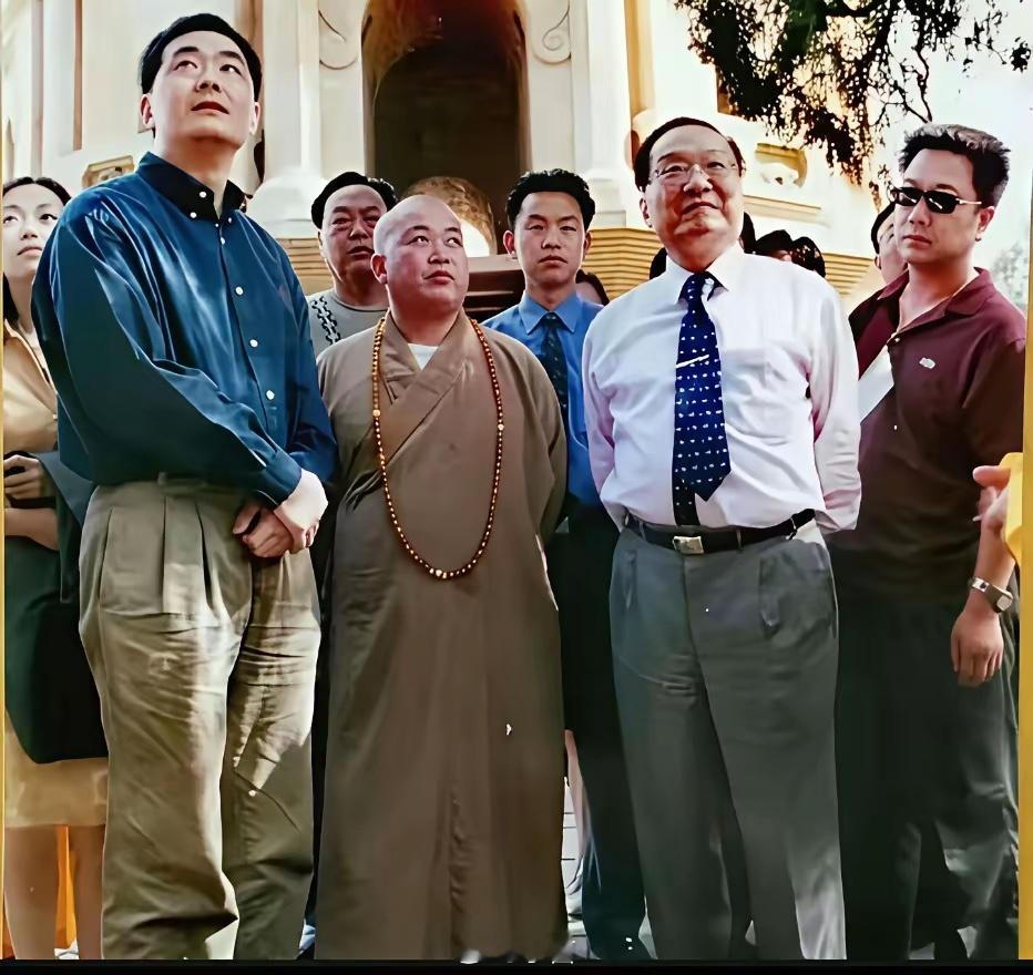 2000年，金庸大师参观少林寺时，时任少林寺方丈主持的释永信大师亲自陪同，金庸在