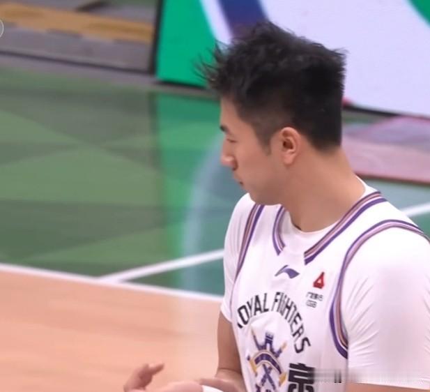 新一轮的CBA联赛的赛场上，两支曾经被球迷认为算是强队的球队迎来了正面交锋。他们