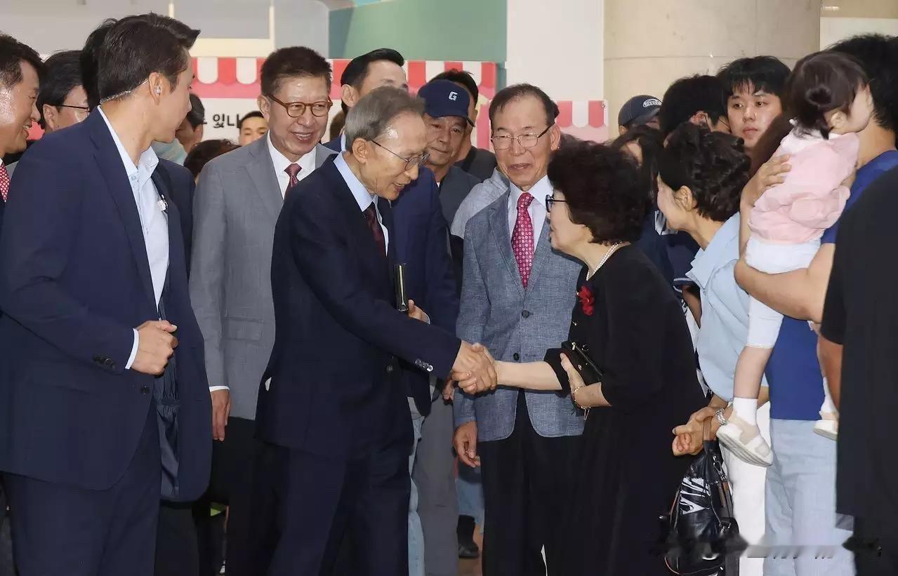 李明博的釜山助选之行，在当地引发不小争议。31日上午，韩国釜山造势现场聚集了不少