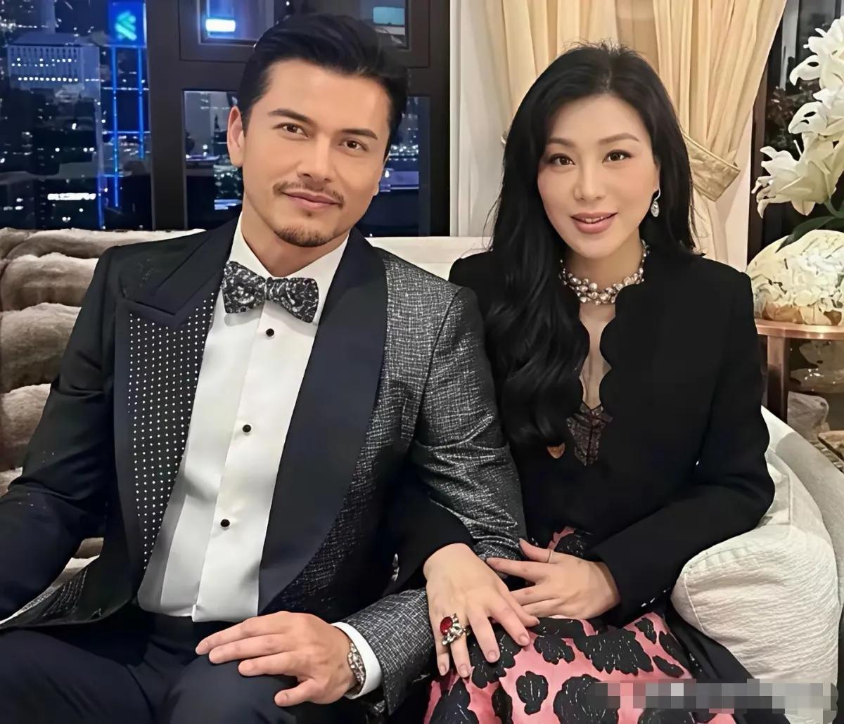 69岁的吕良伟和52岁的妻子杨小娟，两个人简直就是不老神，这容颜，这气质，谁也不