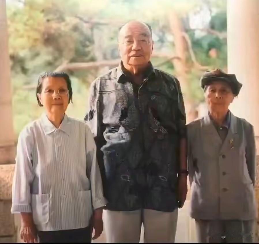 这张照片里，中间是杨尚昆，他两边的女同志分别是谁呢？经考证：左侧戴眼镜女士是
