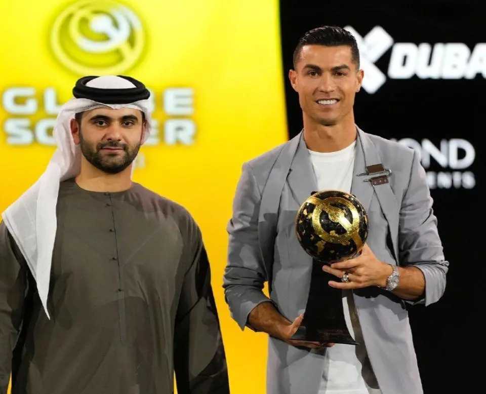 C罗又拿奖啦！0.4%险胜34岁巨星，沙特王子直言2亿欧年薪太值c罗40岁的C