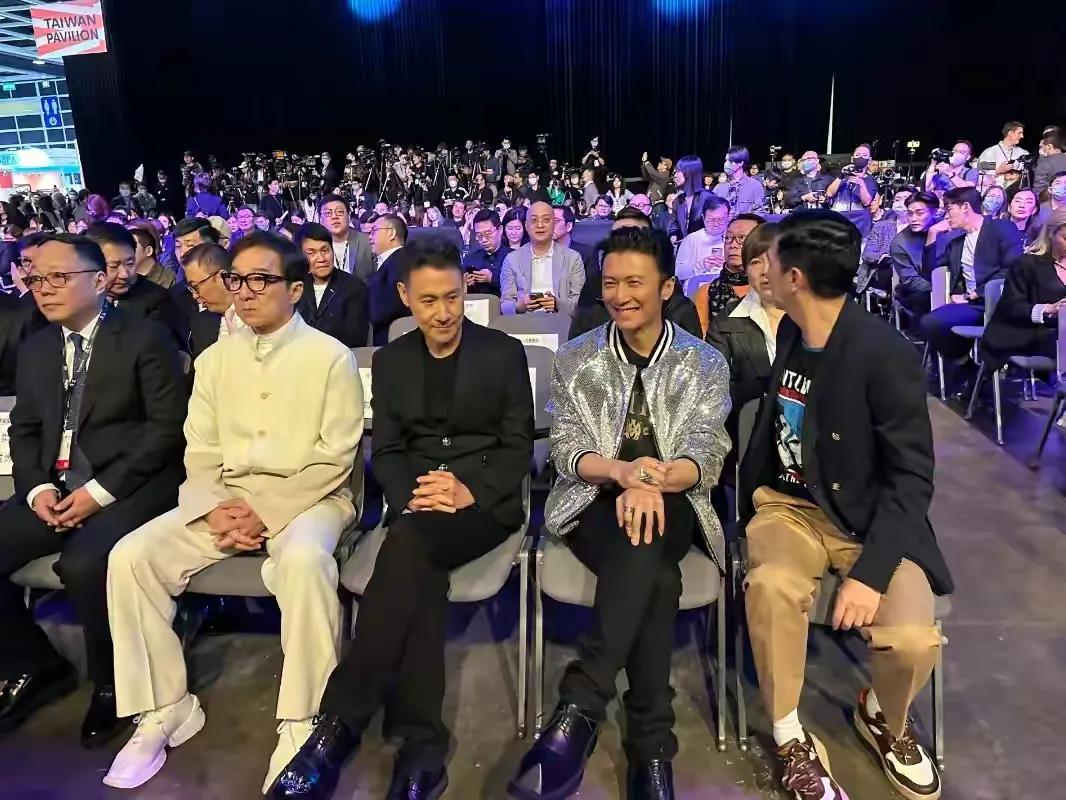 天王一起同框就是不一样，成龙和张学友零交流，谢霆锋笑得很开心。以前最老的张