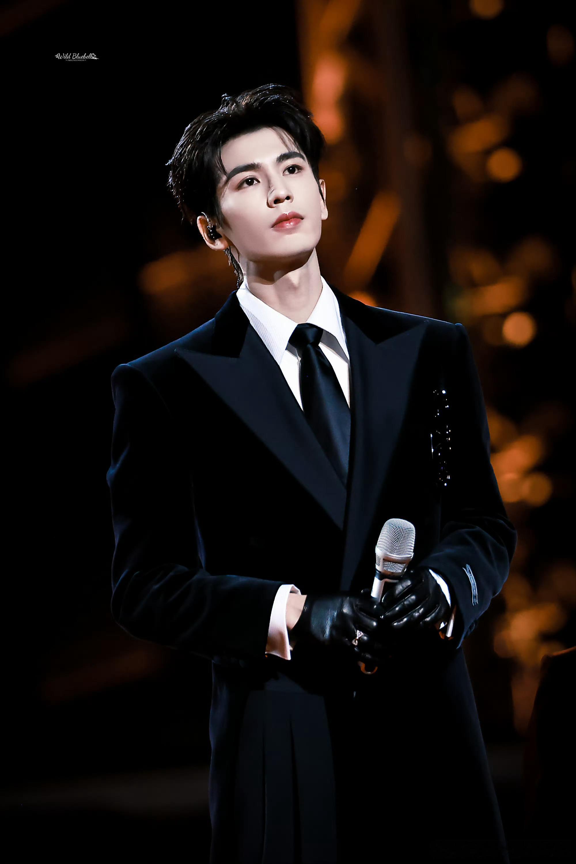 以为张凌赫又来走秀了不是黑衣一穿，单手插兜就是张凌赫了完全来碰瓷的是吧