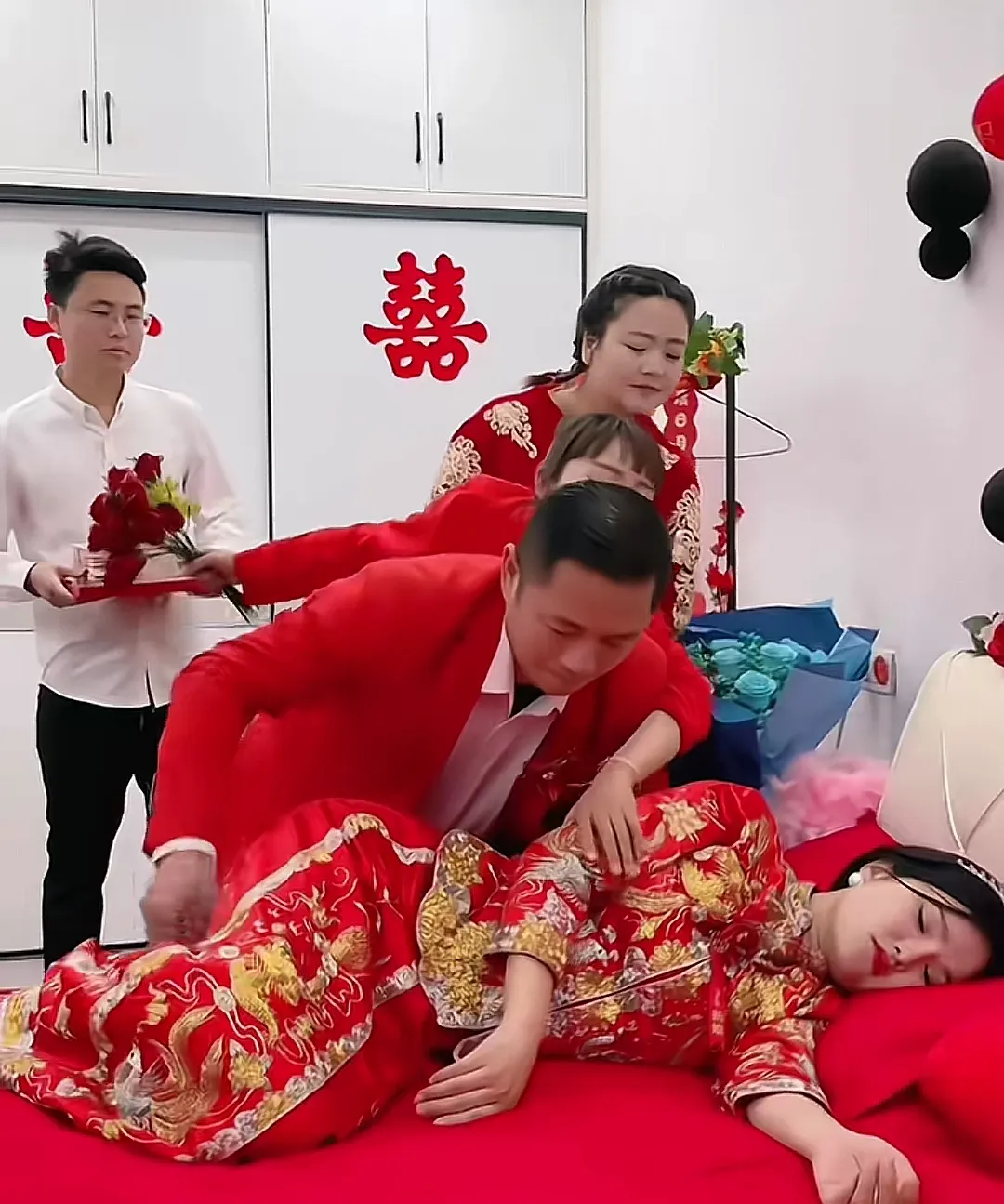 这位新娘是一位医生，婚礼前的一天晚上还做了一晚上手术，导致第二天婚礼上睡着了，她