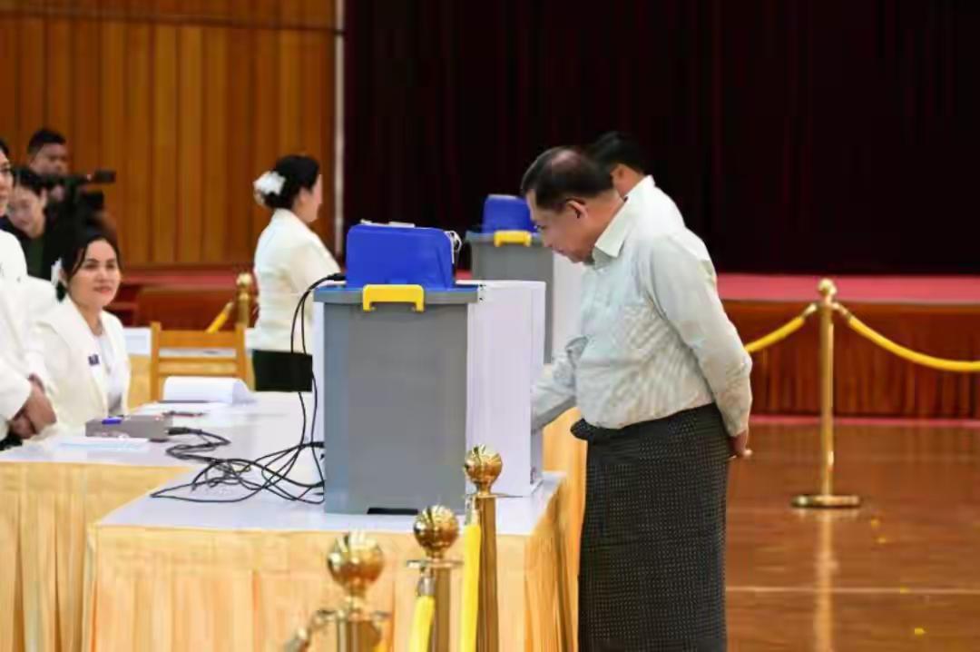 从这次缅甸多党民主大选投票情况来看，缅甸全国共有330个镇区。12月28日，第一