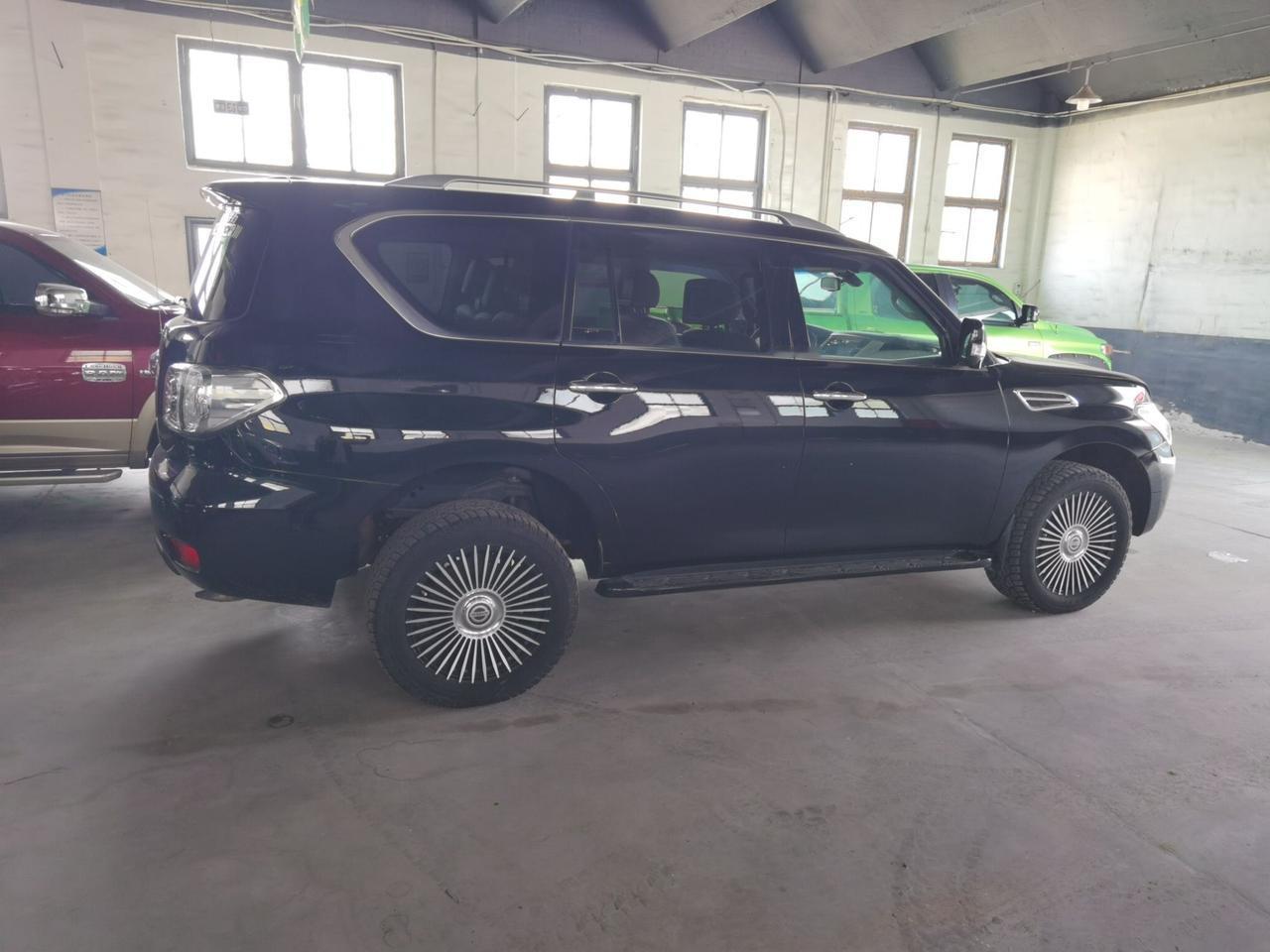 这网红悬浮轮毂，只有大路虎才般配！别的车放上去，一点都不协调...