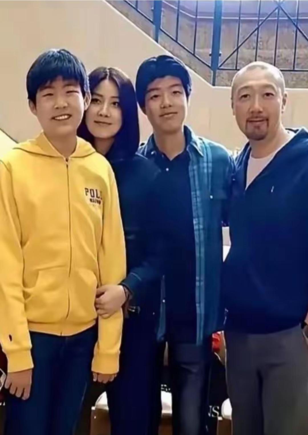 53岁的陈慧琳近日一家四口合照曝光，她与刘建活婚后育有两儿子，大儿子刘昇17岁，