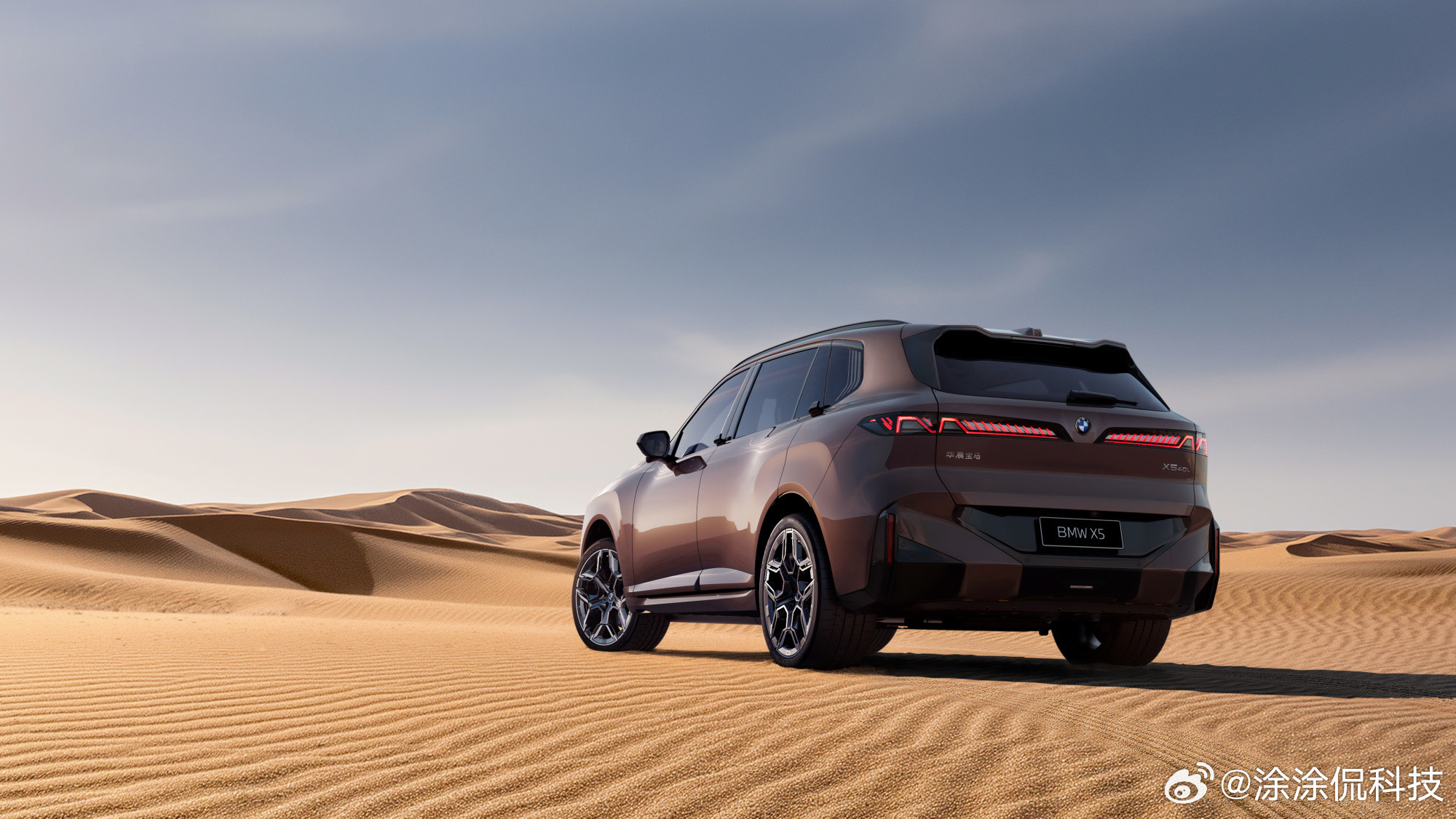 从国产宝马X5长轴距版的官图看，其设计已经全面引入了BMW新世代的设计理念，整体