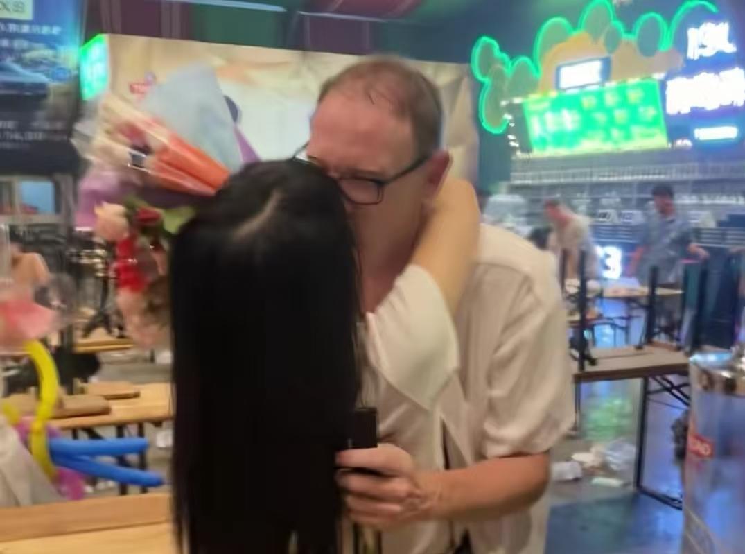 一场夜市临时求婚，仅凭啤酒海鲜和一束鲜花，就能敲定终身吗？青岛夜市街头，两