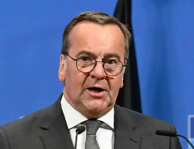 ​当地时间3月4日，德国国防部长皮斯托里乌斯在联邦议院发表讲话时称，德国不是交战