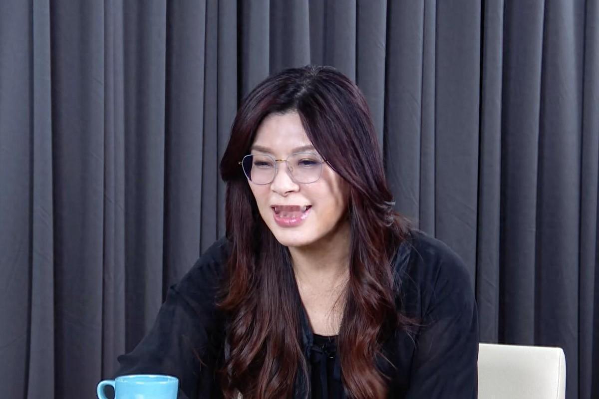 美：听说你们最近又请老郑去家里坐了？还搞得挺隆重。中：叙叙旧，谈谈家常。美