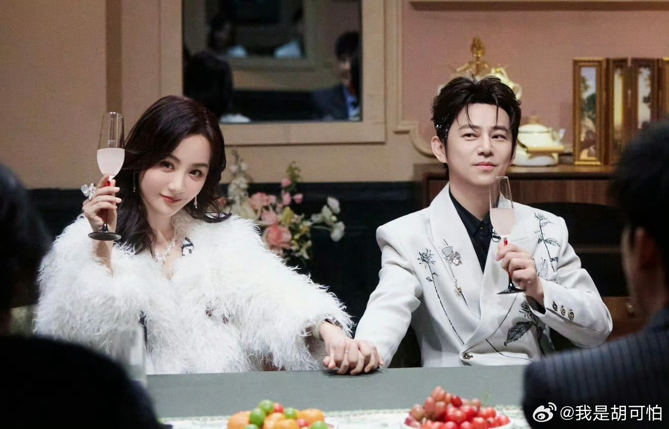 何老师也有被逗到害羞的一天，好难得！不过杨蓉何炅这一幕是挺有感觉的（般配两个字打