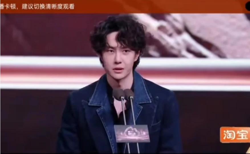 王一博惊艳亮相：颁奖礼上霸气领奖，展现非凡气场