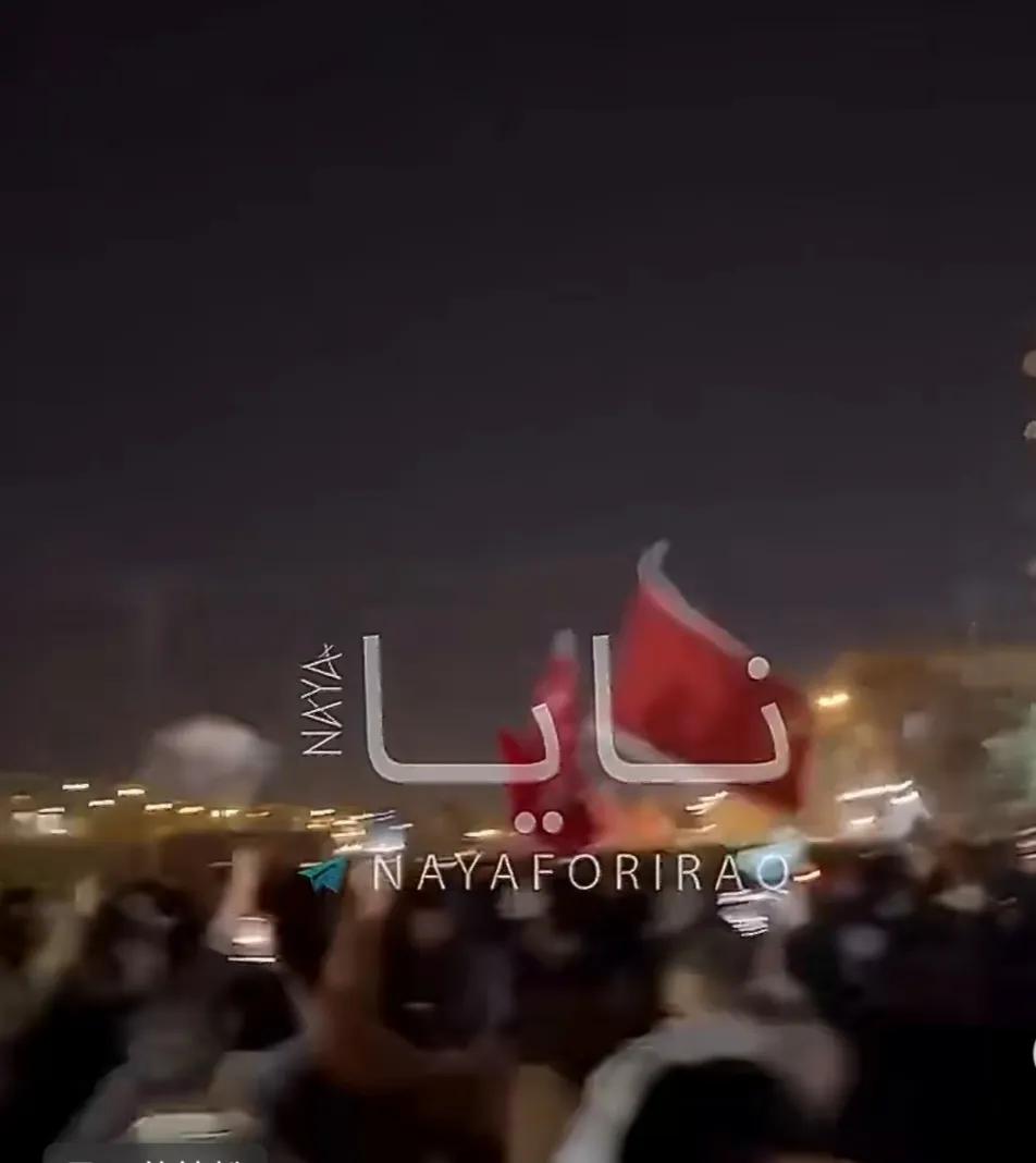 在伊朗官方宣布最高领袖哈梅内伊遇袭身亡之后，伊拉克巴士拉大量民众聚集，群情激奋，