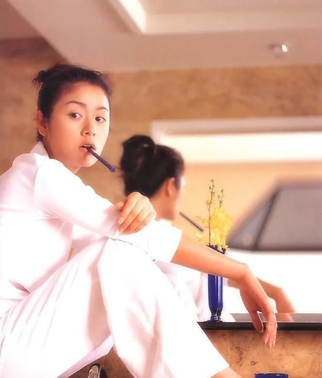 原来早期的林心如其实是一个很活泼可爱，很古灵精怪的女孩子呀，看她这两张早期的照片