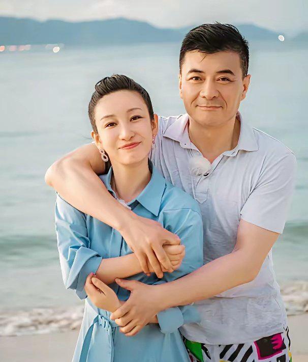 秦海璐：新军，我今天又跟人说我嫁对人了。王新军：怎么又说这个？我做得还不够好