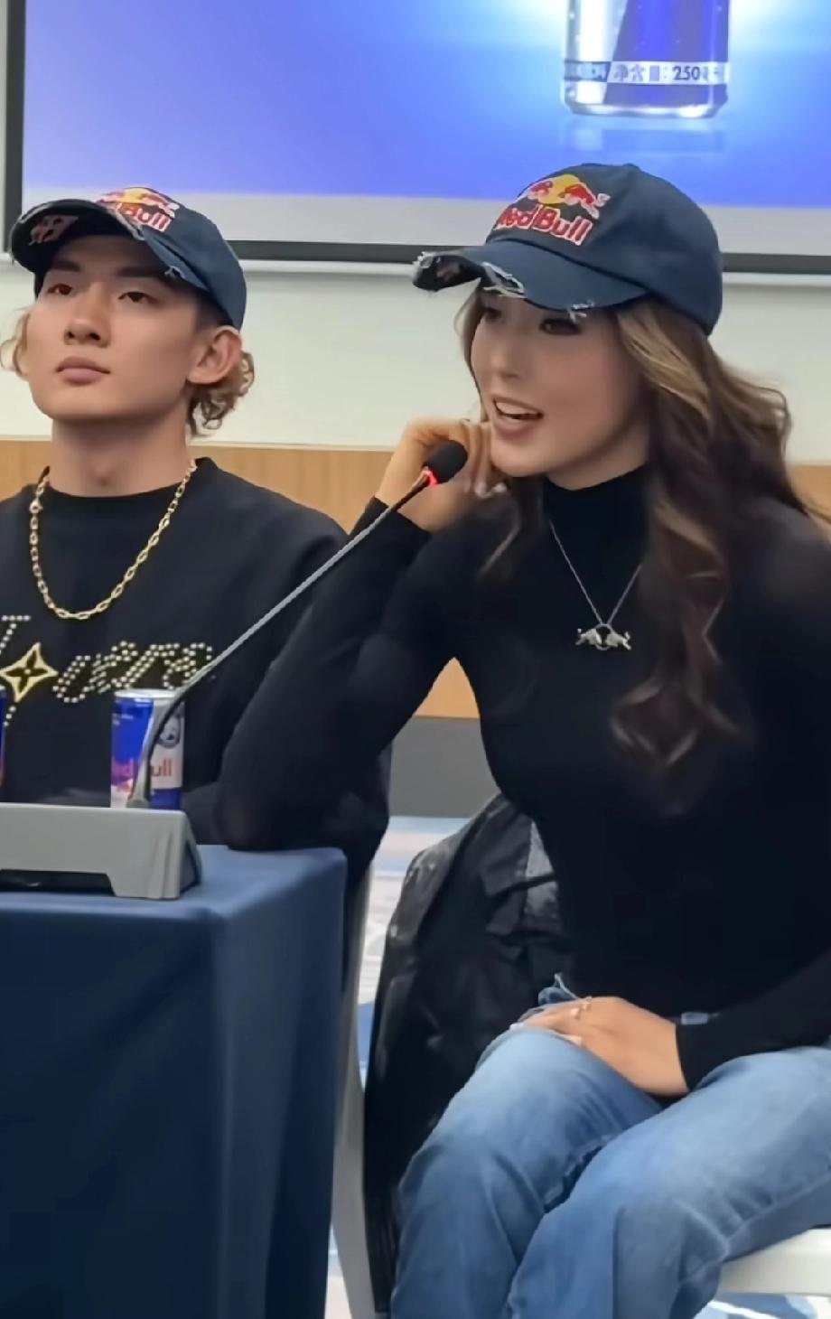 苏翊鸣和谷爱凌真的算是青梅竹马的友谊了！从小在国外训练就已经熟悉对方。然后一起为