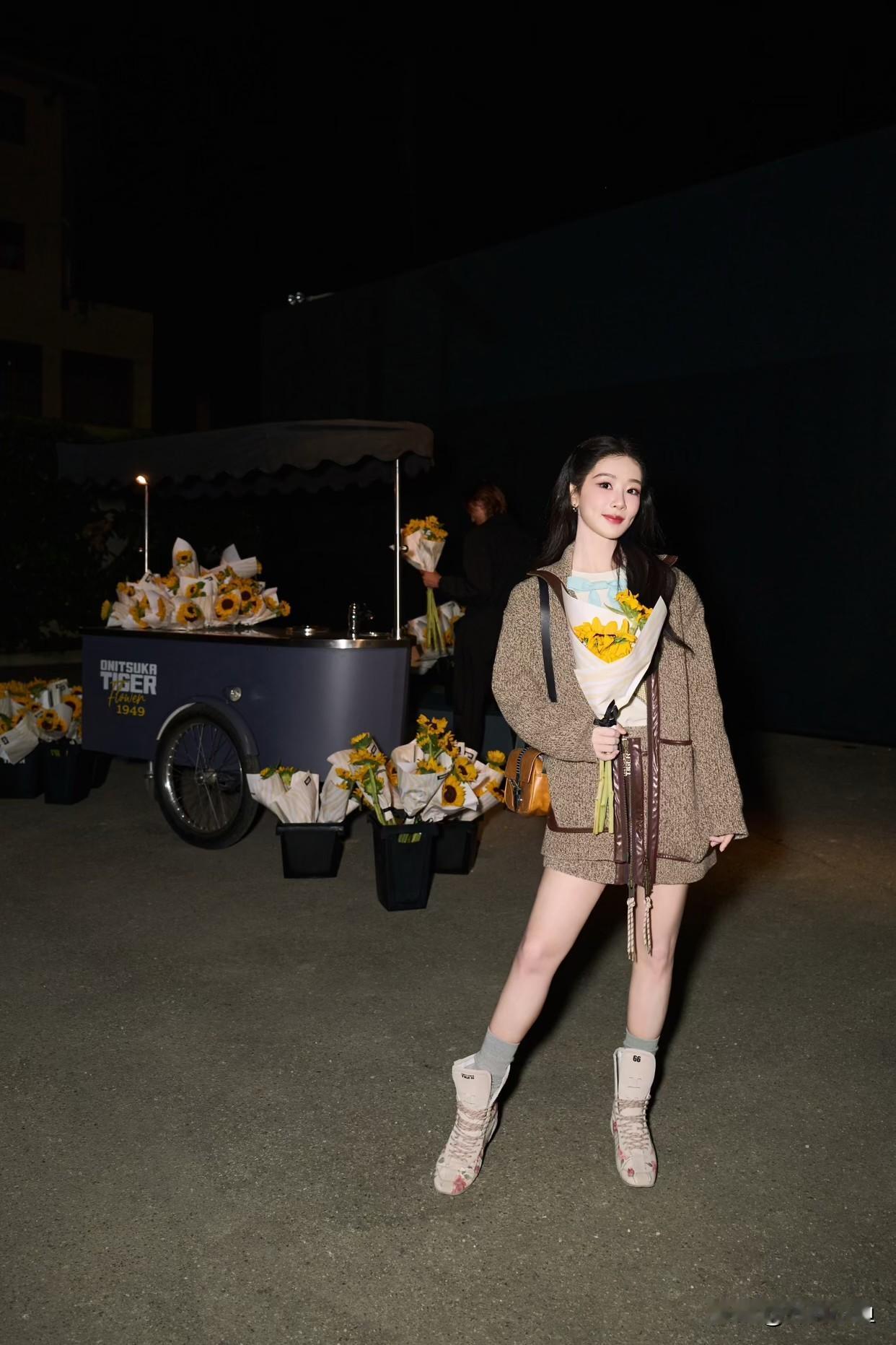 杨紫亮相品牌活动现场！一身杂色外套搭配同系列短裙，内搭浅色打底，休闲又有层次