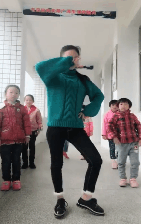 实拍: 孩子幼儿园新来的幼师, 没事就教孩子跳舞!