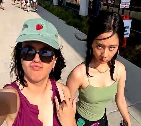 黄多多翻白眼，被骂没教养。这事其实是好几年前的旧闻了。她在美国留学，跟朋友