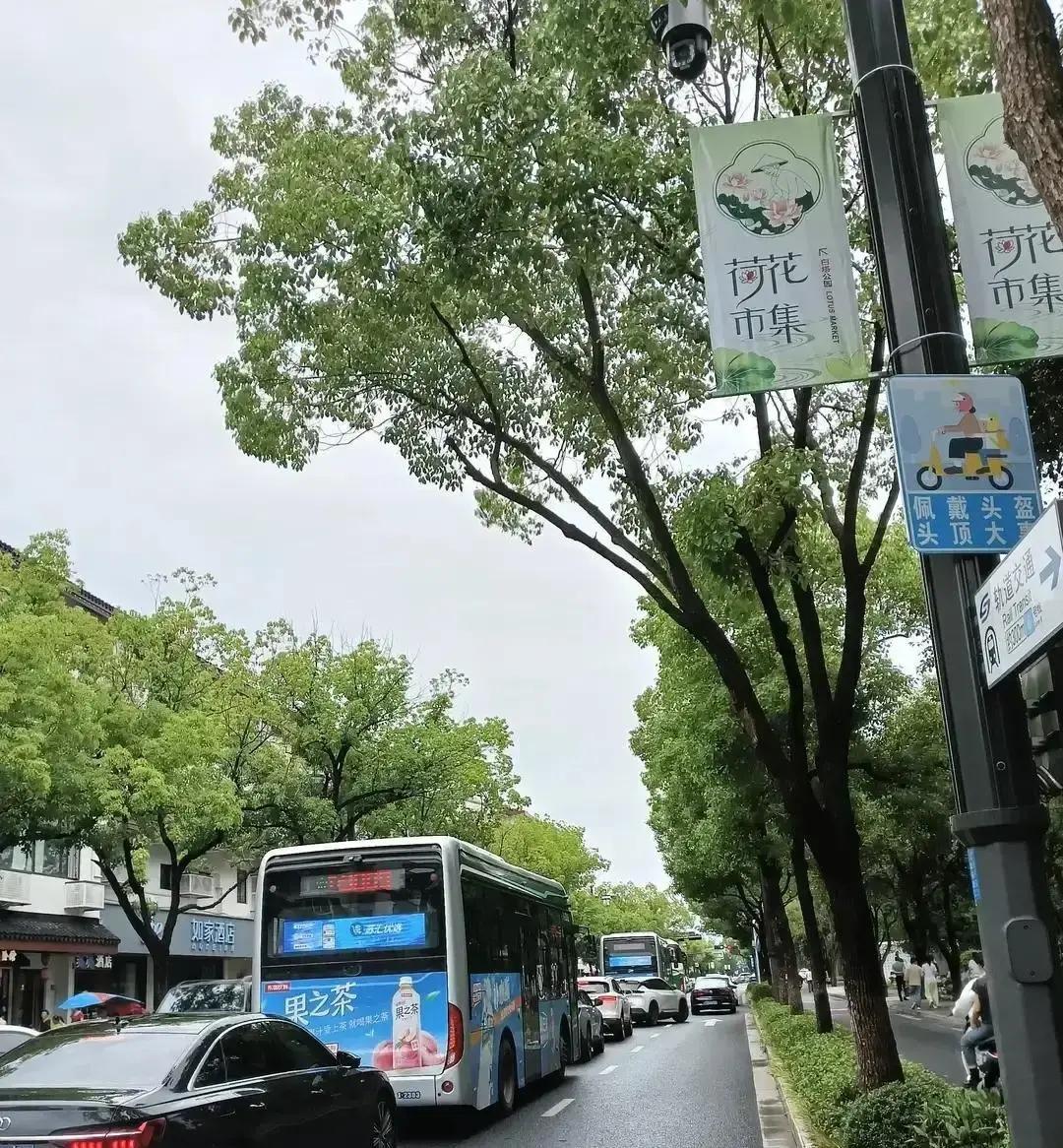 大伯盯着那套给小儿子留着的婚房，最后还是动了卖房的念头。这事一传开，村里人都