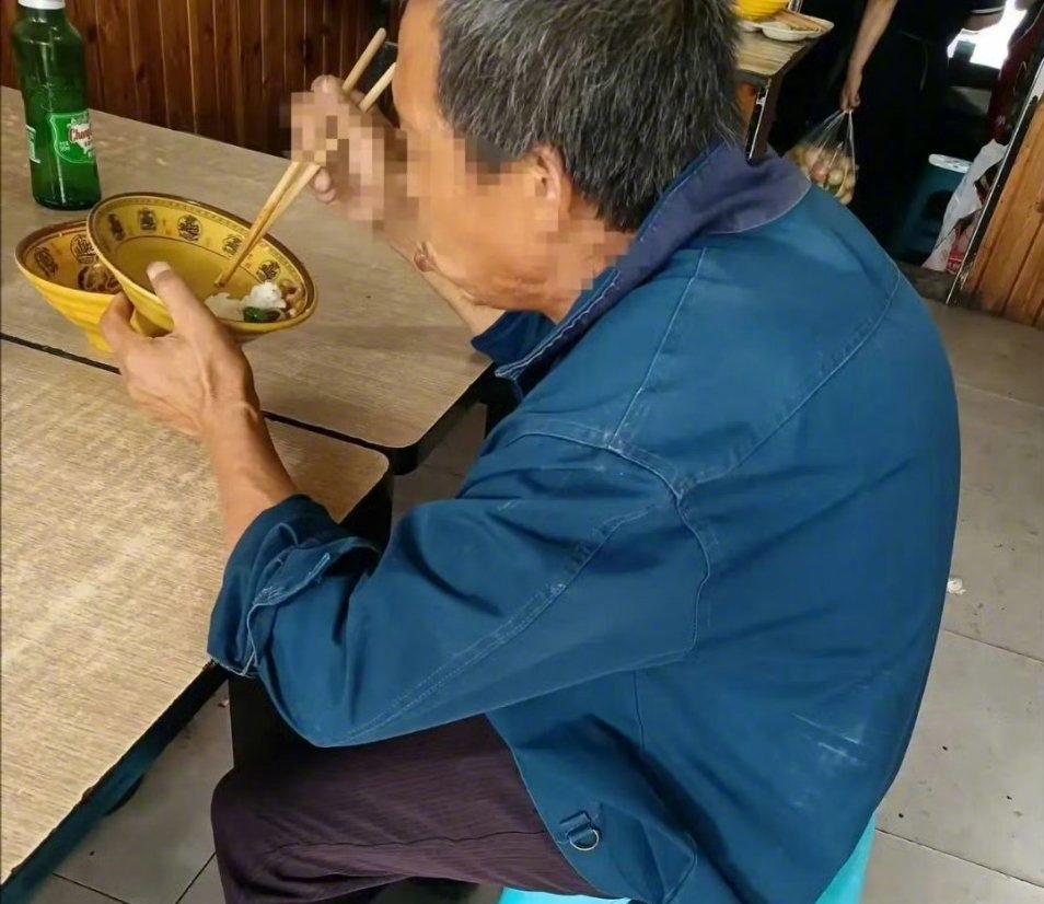 一位卖桃子的大爷怯生生地站在饭店门口，问老板娘能不能用桃子换顿饭吃。他低声说今天