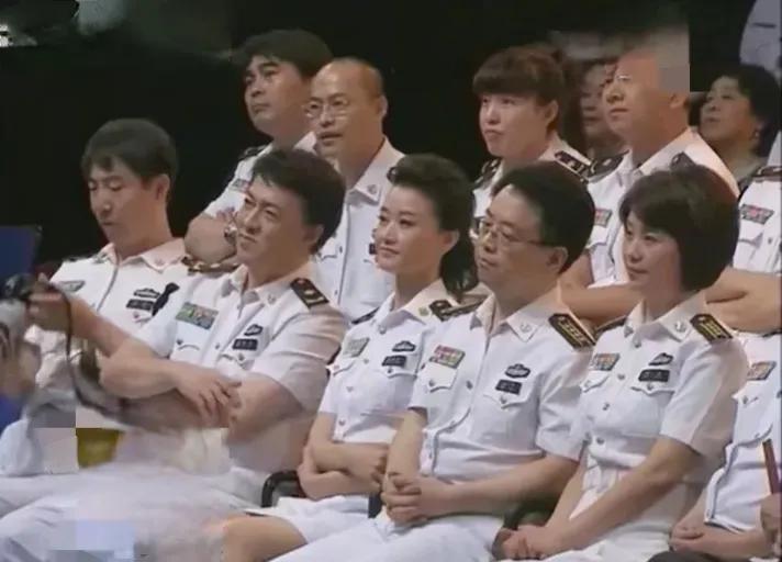 一眼就能认出一群军人中的宋祖英，当年的她真是飒爽英姿！