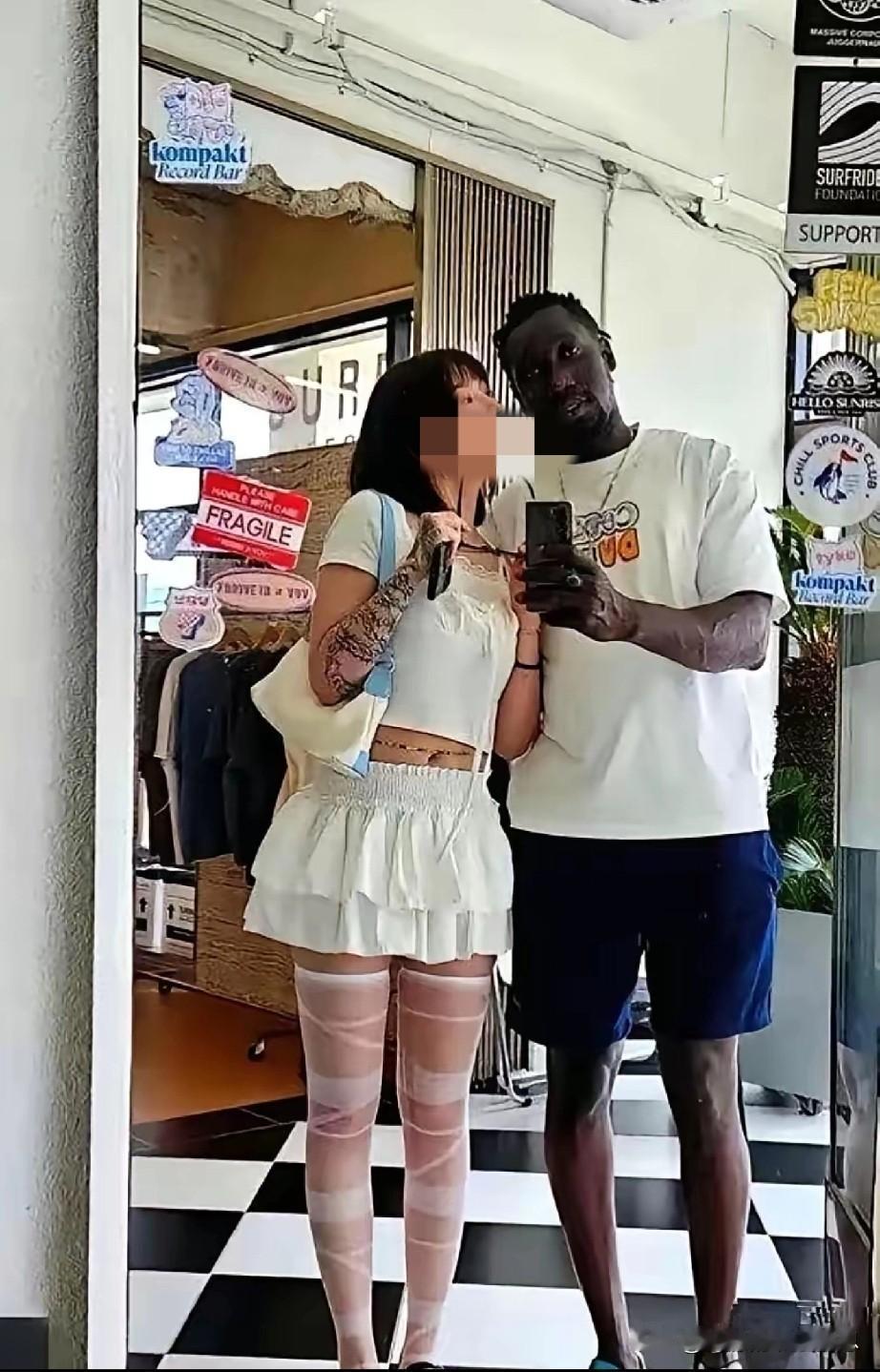 浙大女生带回家一个黑人男生吃饭，没想到被父母赶了出来。原来父母不同意这门亲事，女