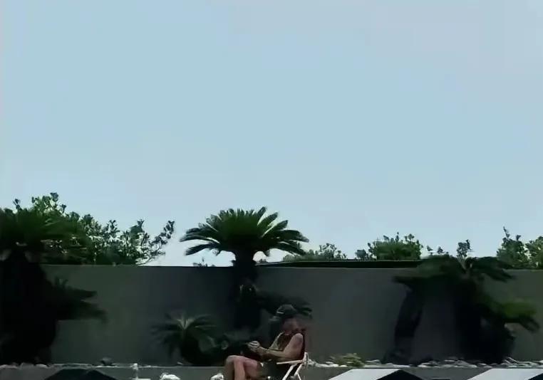 有人拍到具俊晔如此深情的画面，被感动得稀里哗啦。可是，我就是怕这样会中暑。哪