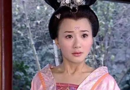 公元976年，宋太宗强行临幸小周后。不料完事后，小周后起身穿衣，竟发现10几个男