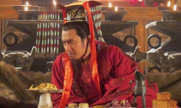 春秋时期，楚惠王在享受美食时发现菜中居然有一条还在动的水蛭。但他却趁自己的仆人不