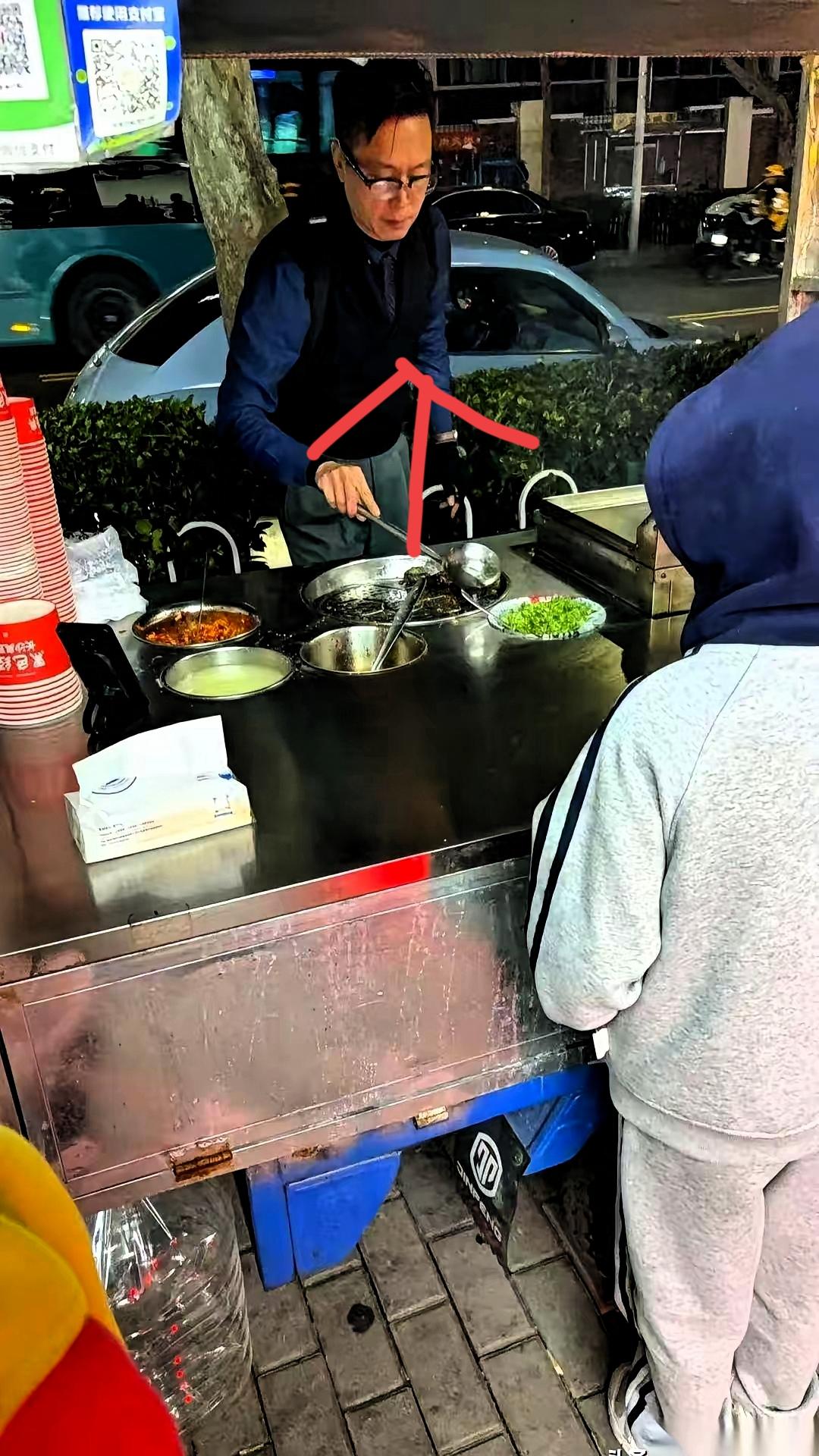在青岛理工大学附近撞见的一幕，直接颠覆了我对“体面”的认知。一个穿全套西装打领带