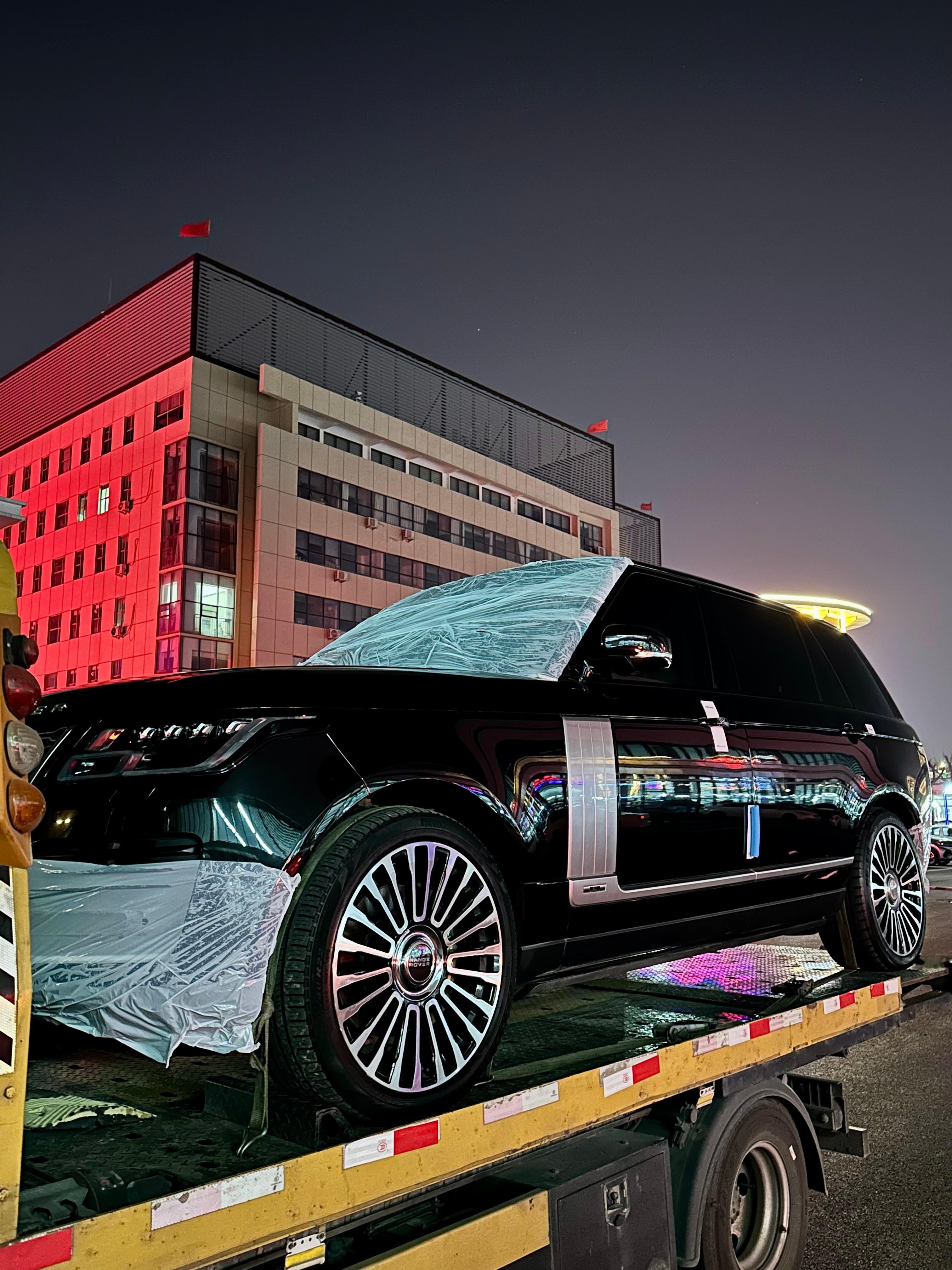 今天去山东给老客户交付的第四代揽胜行政，车主是真爱车，怕高速上挡风玻璃崩了，让我