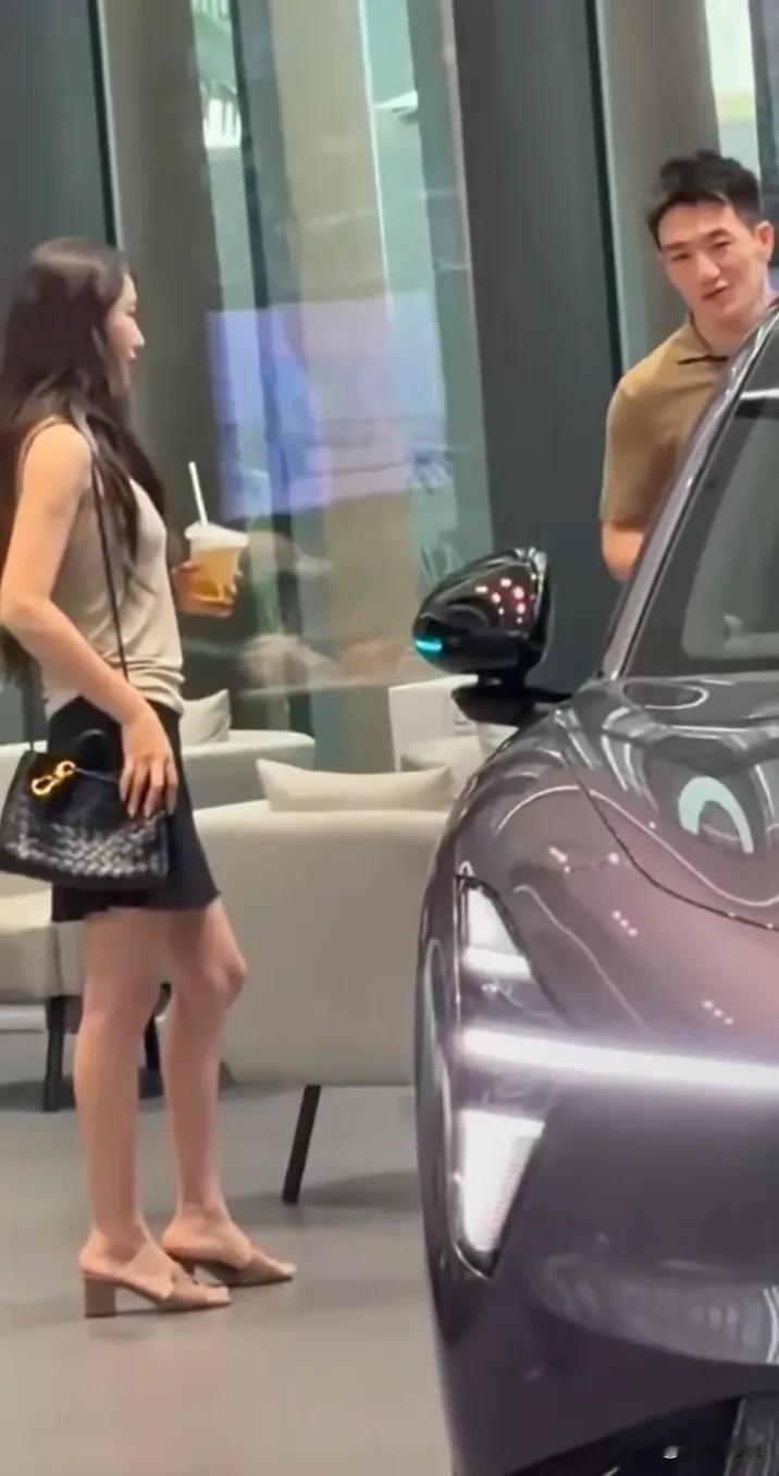 张馨予和老公何捷，现身一间新能源车店看车，看车的款式和品牌，感觉俩口子的消费好实