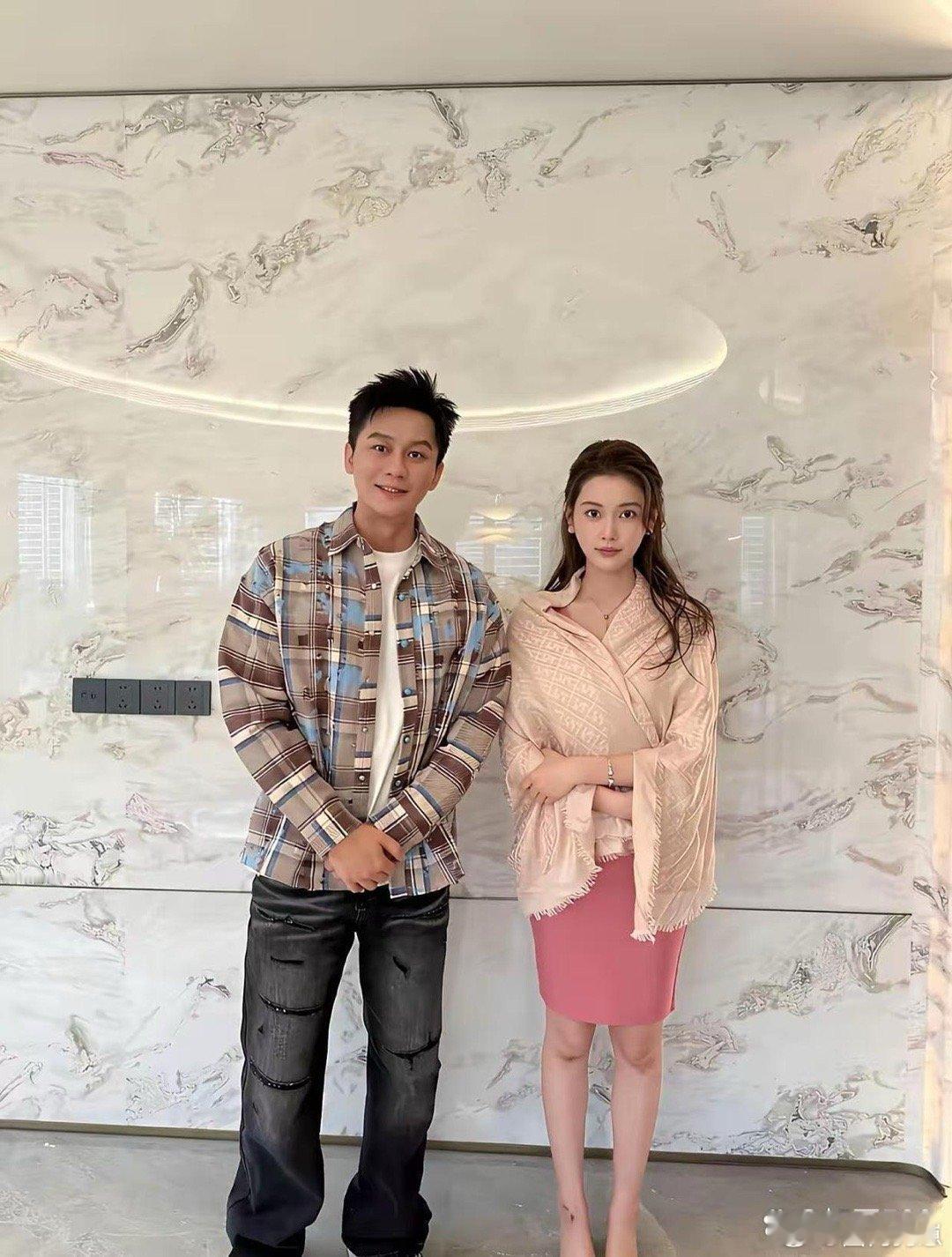 站在李晨旁边的美女是谁呀？颜值也太高了，一下子就吸引目光了！